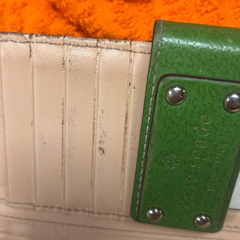 “” SOLD” 



Kate Spade Vibrant Green Wallet - Picture 7 of 13
